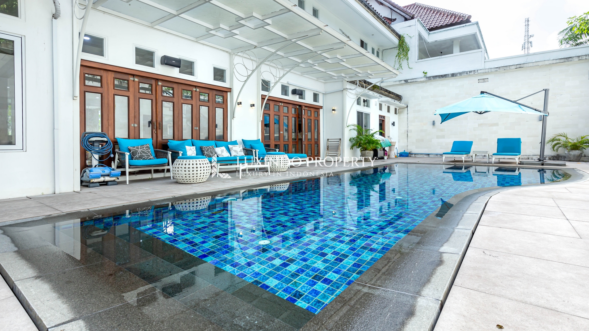 KEROBOKAN – 4-BEDROOM FAMILY HOME AVAILABLE FOR LEASE (LHV946)